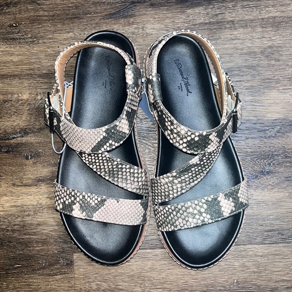 NWT Universal Threads Annika Platform Sandals Multiple Sizes - Picture 3 of 7